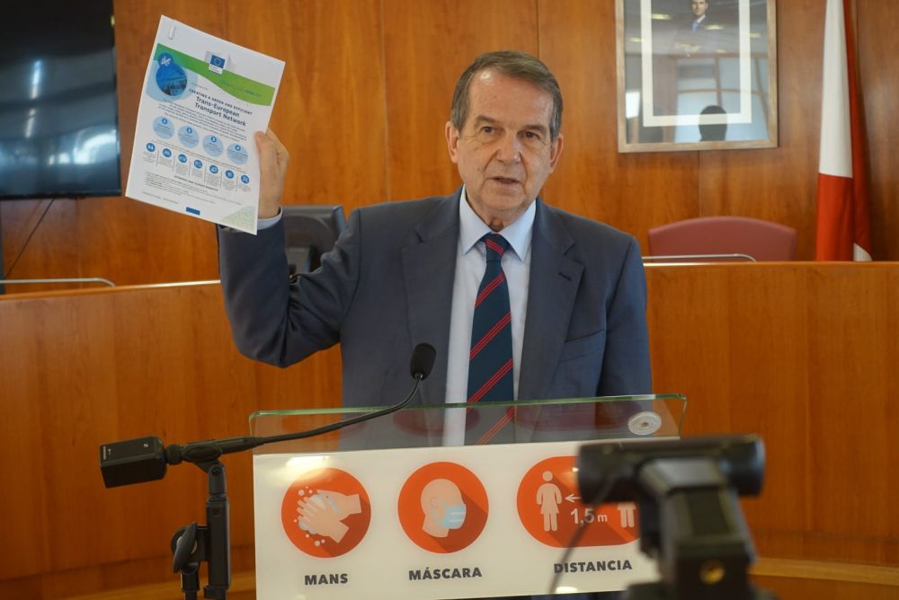 O alcalde amosa o documento da Comisión Europea no que Vigo-Porto en alta velocidade pasa a ser un proxecto prioritario