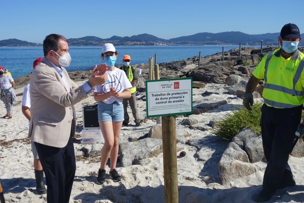 O alcalde durante a realización dunha actividade de educación medioambiental na duna do Vao