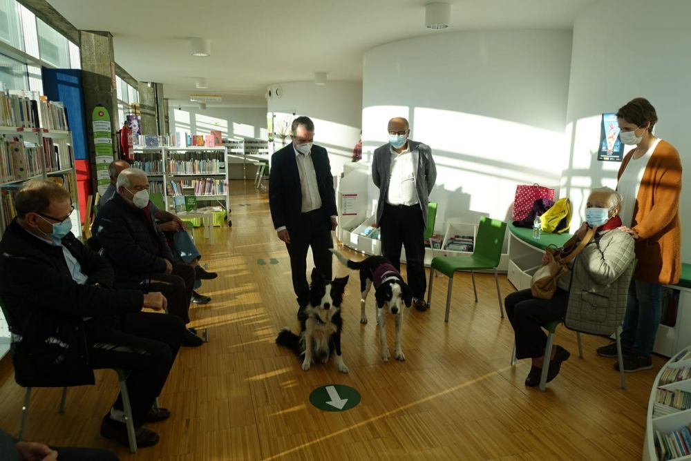 O alcalde e o concelleiro de Cultura, Abel Losada, na súa visita á biblioteca municipal Neira Vilas