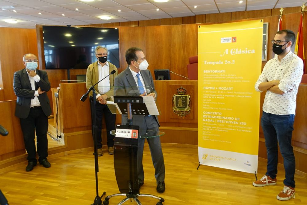 O alcalde, o concelleiro de Cultura, Abel Losada, e o director e director técnico da Orquestra Clásica de Vigo