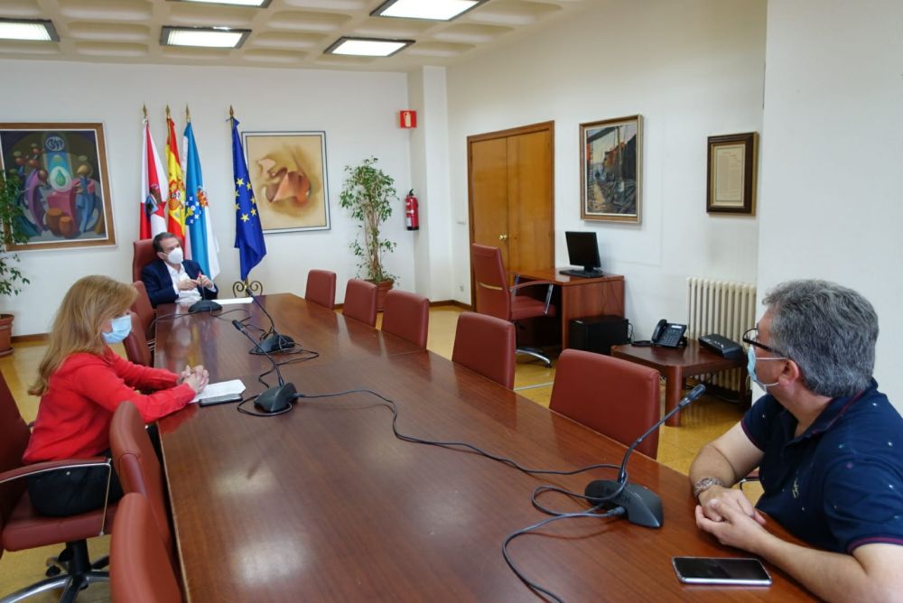 Reunión do alcalde con Enrique Lorenzo e a concelleira de festas, María Lago