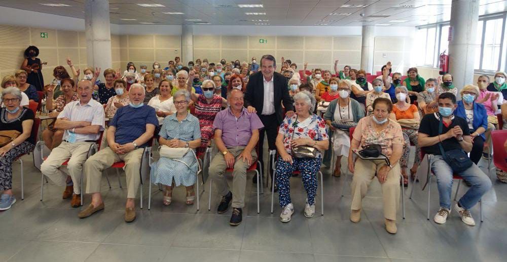 Foto de arquivo da entrega de diplomas ao alumnado dun dos cursos