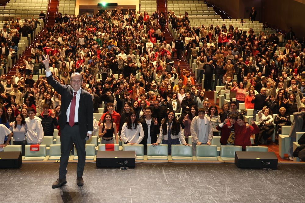 Imaxe de arquivo do alcalde nunha reunión con alumnado e familias do programa