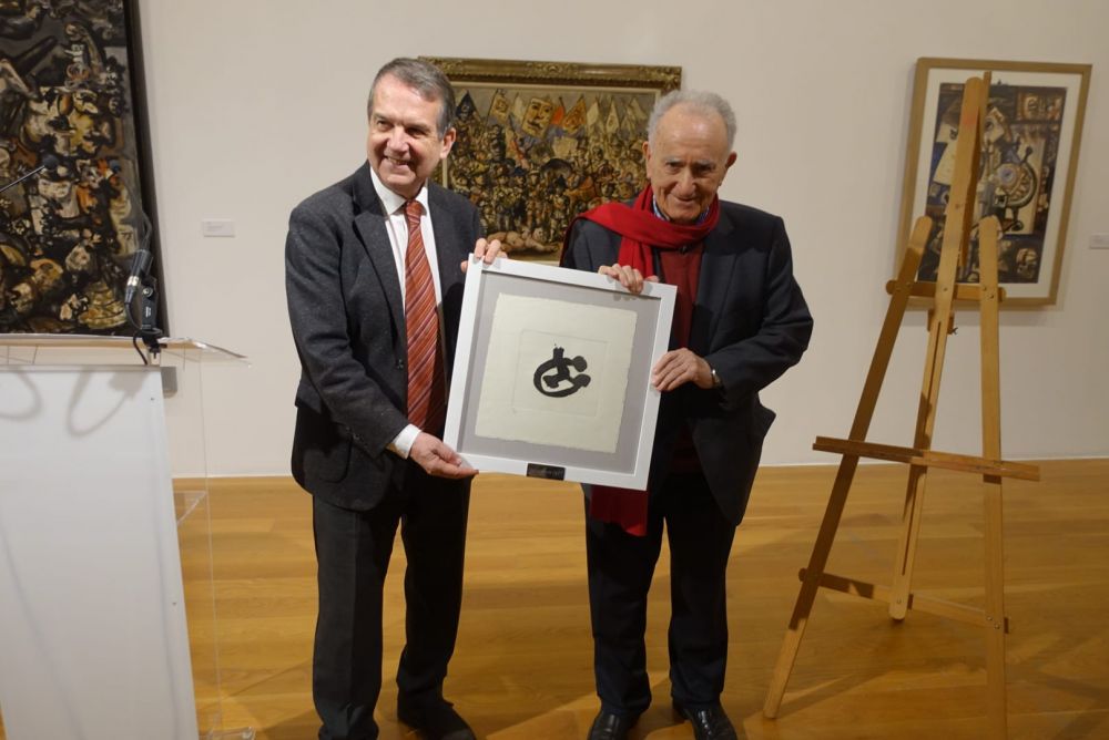 O alcalde entrega o Premio Laxeiro 2023 a Xesús Alonso Montero