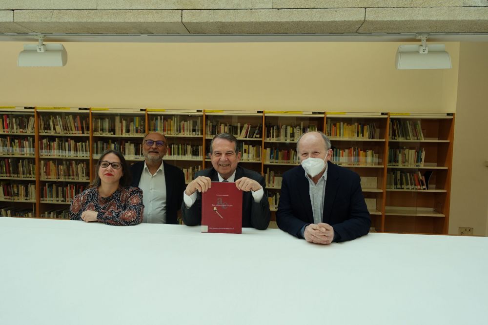 O alcalde durante a visita á Biblioteca-Centro de Documentación do Marco xunto á responsable, Abel Losada e o director do Marco