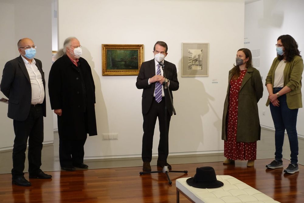 O alcalde, no centro, participou na inauguración xunto ao edil de Cultura, Abel Losada, e ao artista Antón Pulido e ás comisarias da exposición