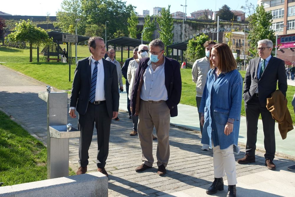 Abel Caballero acompañado de edil de Vías e Obras, Javier Pardo, e a concelleira de Medioambiente, Nuria Rodríguez