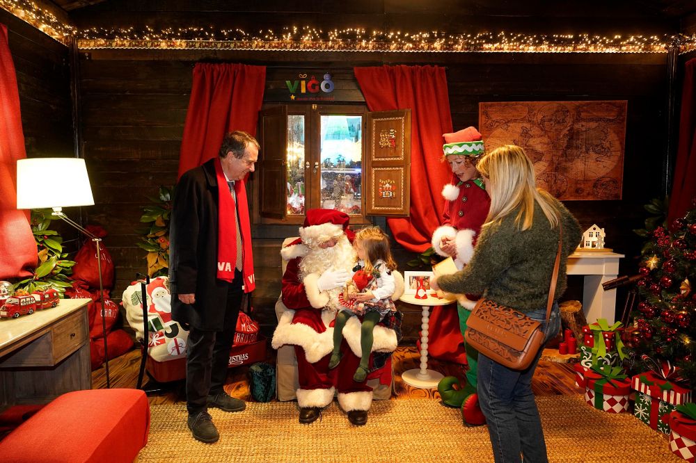 O alcalde con Papá Noel na casa situada en Policarpo Sanz