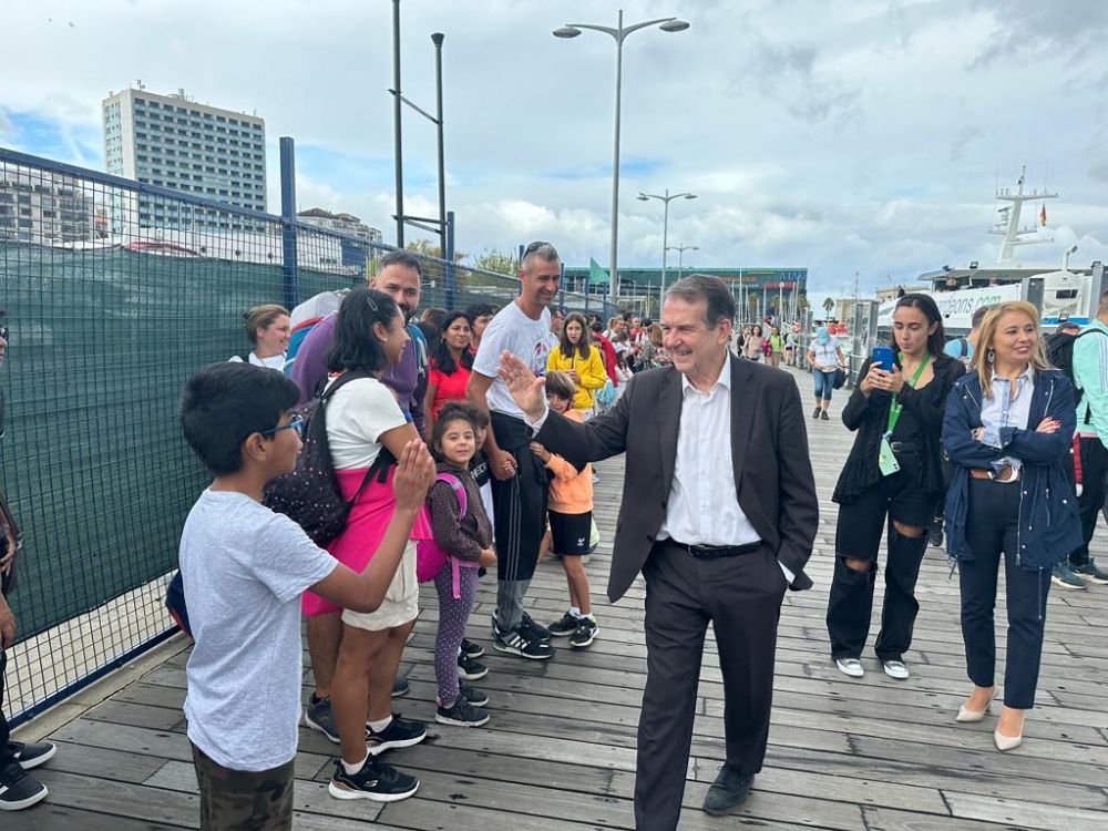 O alcalde saúda ás familias antes de subiren ó barco