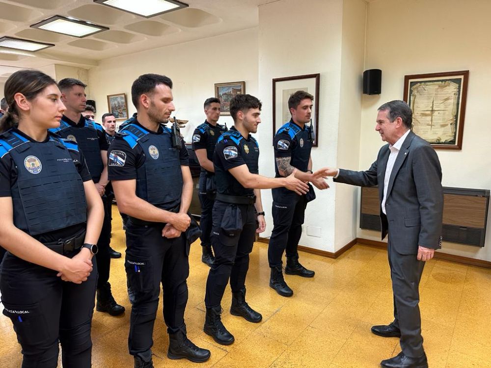 Caballero saúda aos axentes en prácticas da Policía Local