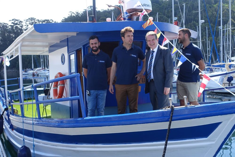 O alcalde e o equipo de Rande Turismo, na proa do barco.