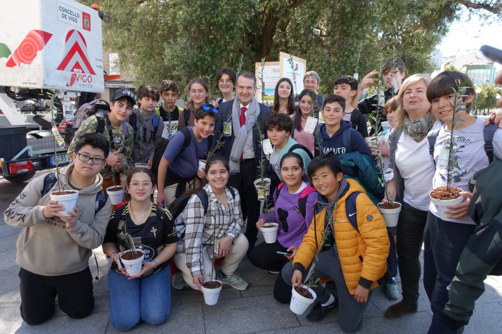 O alcalde saúda a estudantes vigueses na visita ao olivo