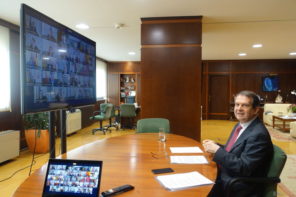 O alcalde e presidente da FEMP, ao comezo da reunión por videoconferencia