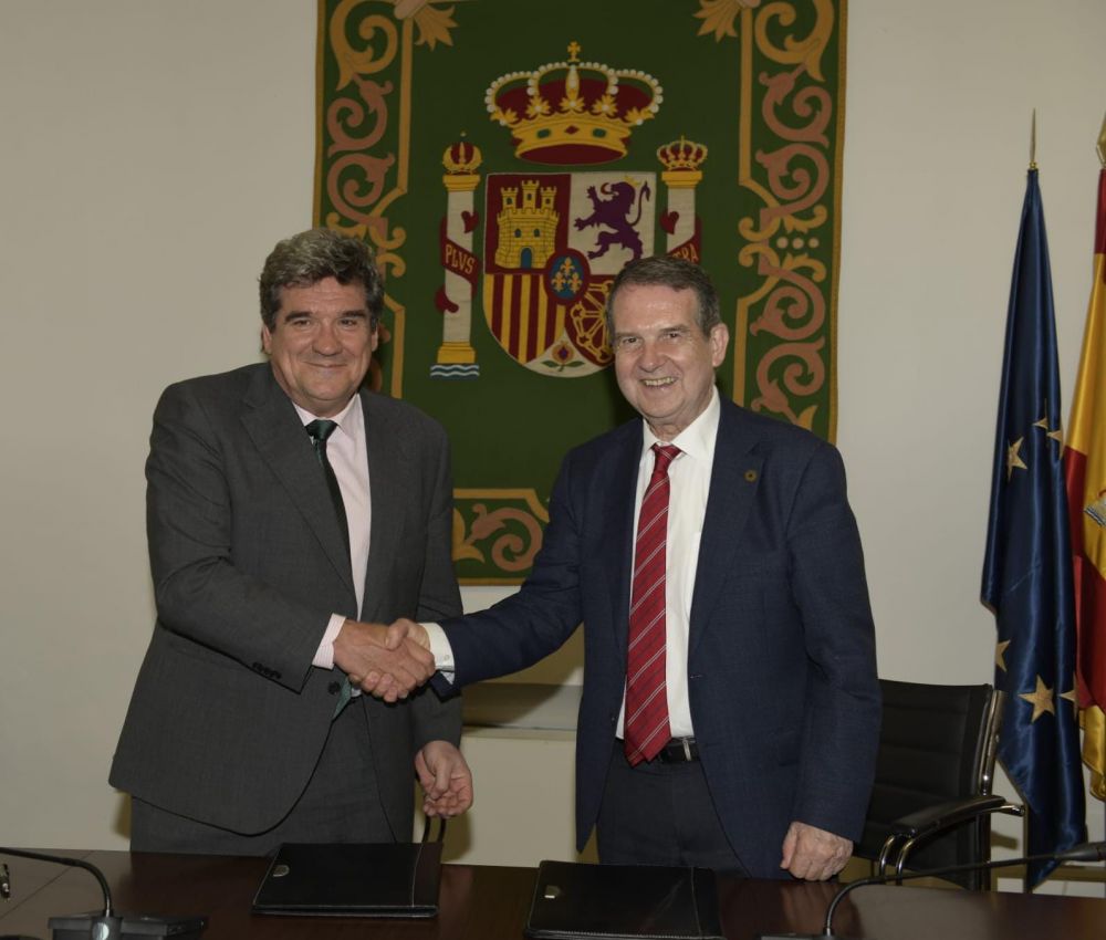 O alcalde e o ministro José Luis Escrivá durante a sinatura do acordo entre a FEMP e o Ministerio de Inclusión e Seguridade Social