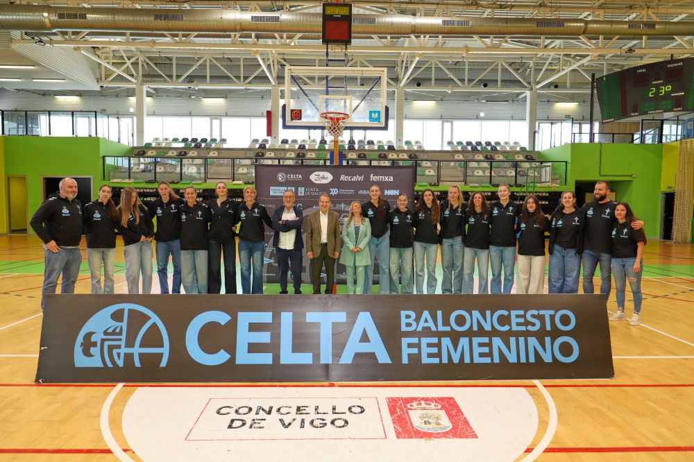 Foto de grupo no pavillón de Navia