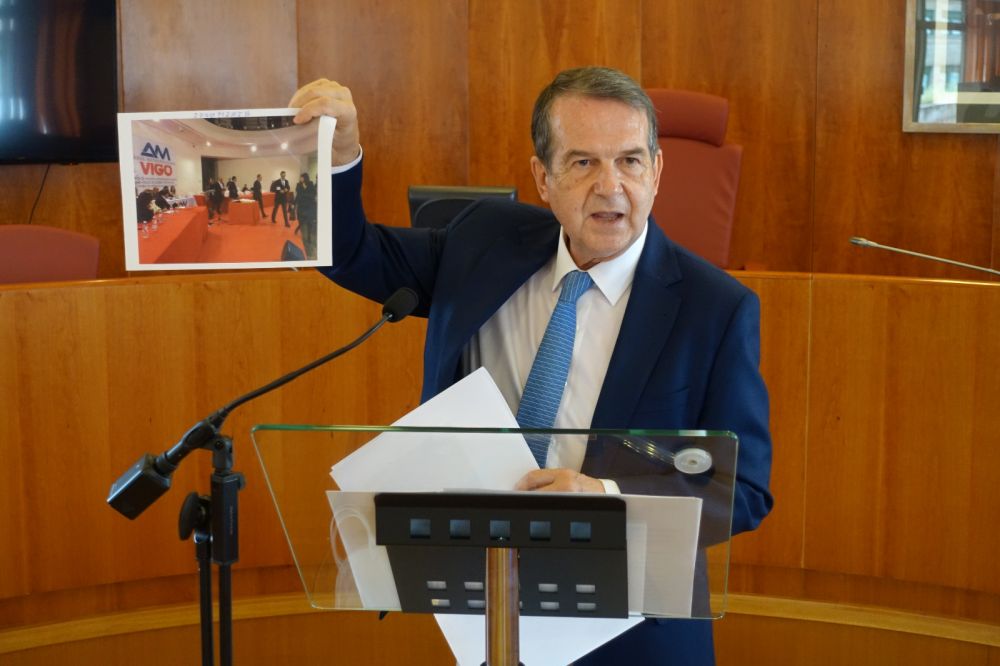 O alcalde amosou imaxes dos representantes do PP abandonando a sesión, declarada agora válida polo xuíz
