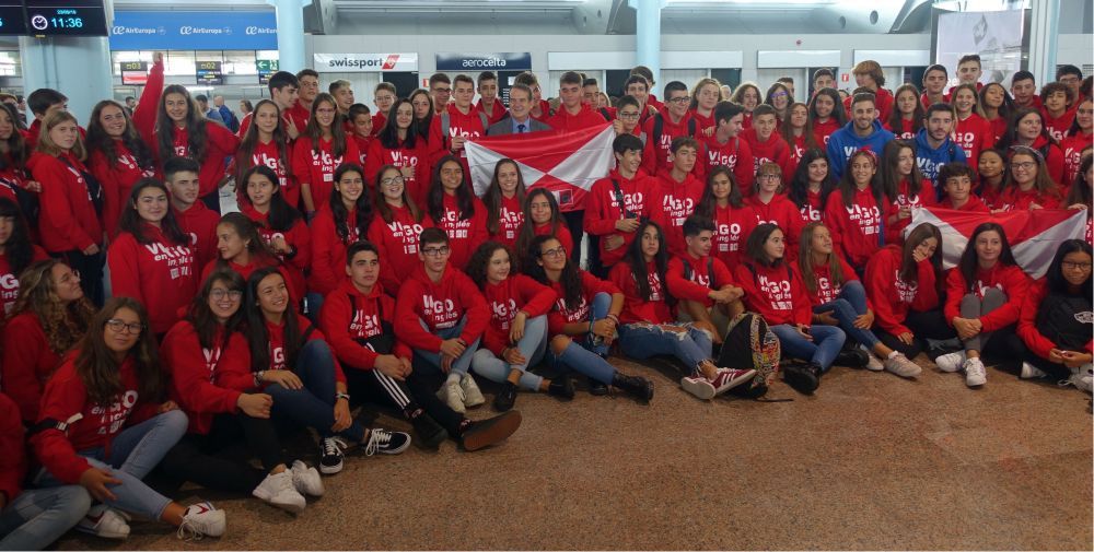 O alcalde na despedida dun grupo de estudantes en 2019 no aerorporto de Vigo