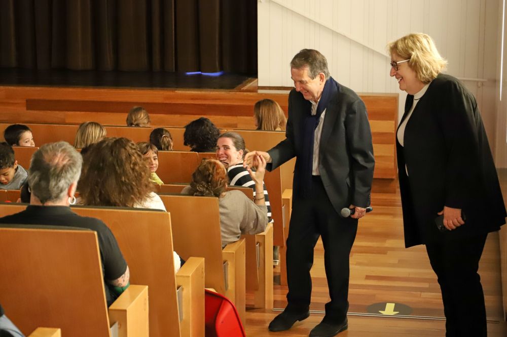 O alcalde e a concelleira de Educación, Olga Alonso, saúdan ao alumnado