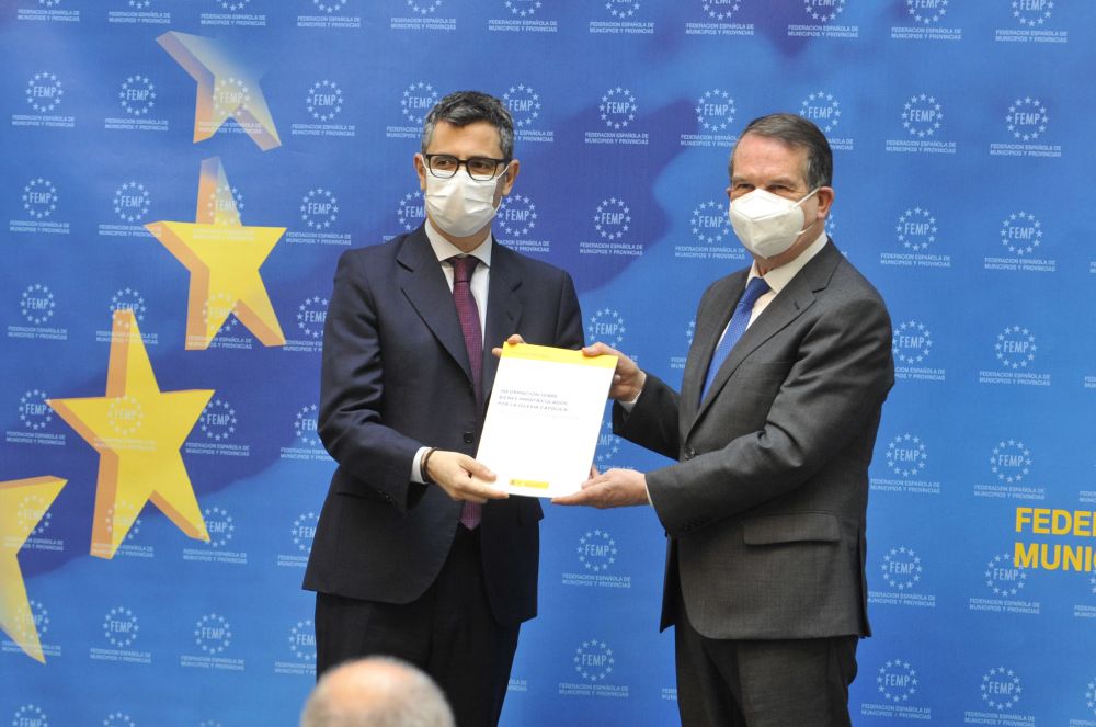 O alcalde e o ministro Félix Bolaños durante a entrega do documento que recolle uns 1.000 bens inmatriculados da Igrexa