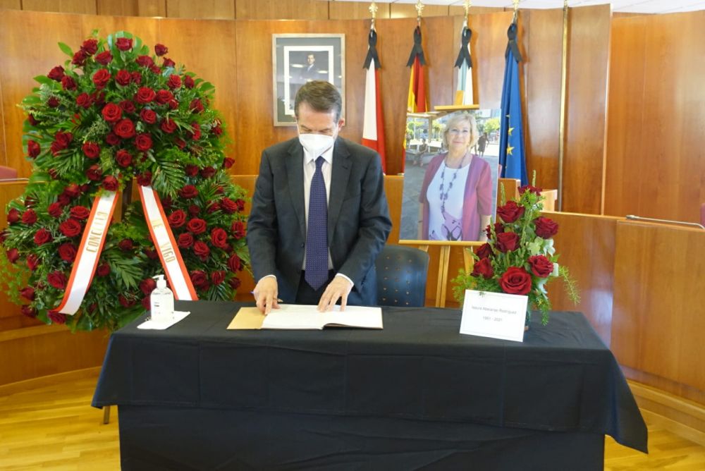 O alcalde, asinando no libro de firmas emprazado no Salón de Plenos do Concello