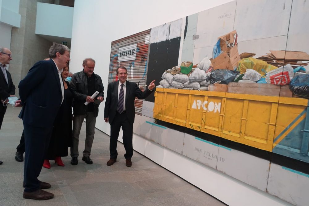O alcalde, xunto a Quintana Martelo, fronte a un dos "Containers" da exposición.