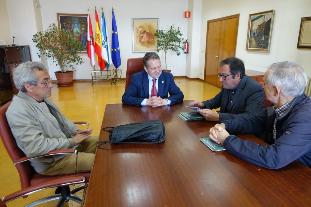 O alcalde, Eduardo Rolland, José Garabatos e Julio Ástor durante a xuntanza