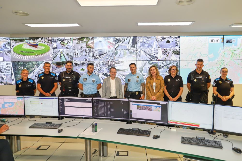 Foto de familia na Sala de Control de Tráfico da Policía Local