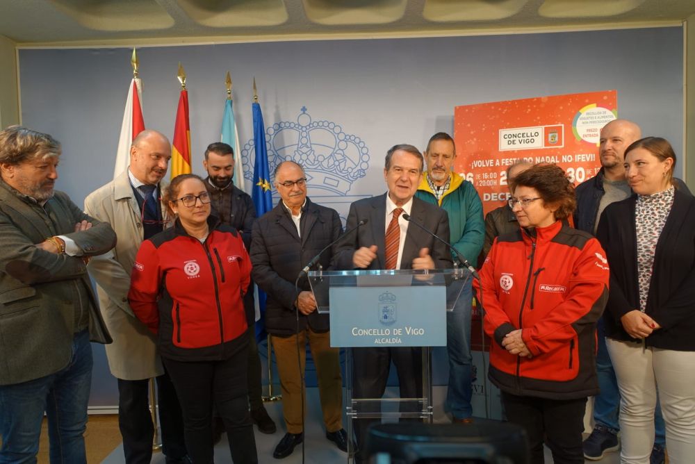 O alcalde, Arsenio Prieto e os patrocinadores de Vigolandia 2022