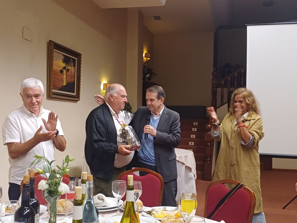 Foto de arquivo do alcalde con Alfonso González, nunha homenaxe recibida en 2025