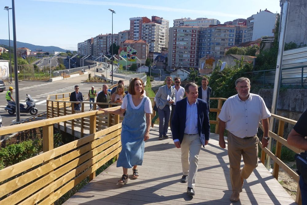 O alcalde, o tenente de alcalde, Javier Pardo, e a concelleira de Medio Ambiente, Nuria Rodríguez durante o paseo pola Vía Verde