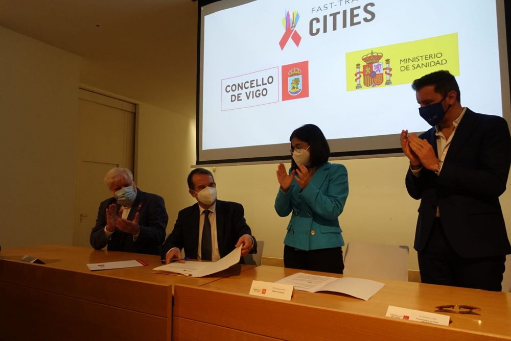 O alcalde firma a adhsesión as Fast-Track Cities nun acto acompañado da ministra de Sanidade, Carolina Darias, e asociacións comprometidas co fin do VIH