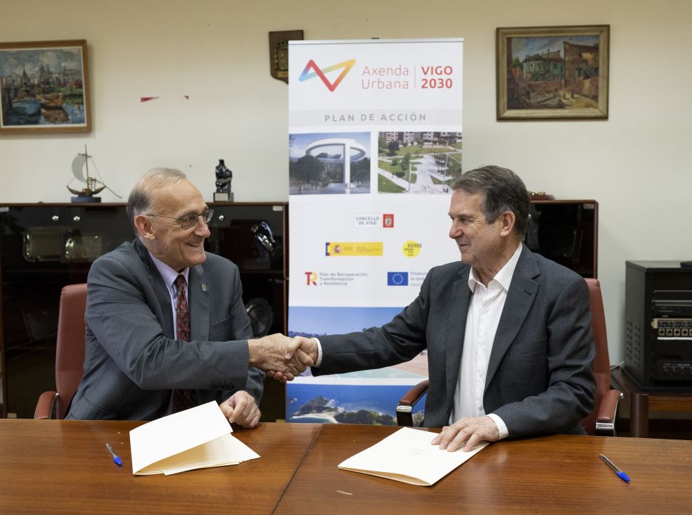 O alcalde e Manuel Reigosa tras asinar o convenio