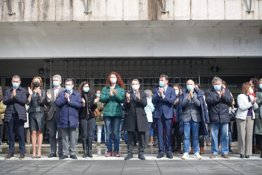 O pasado 9 de marzo gardáronse cinco minutos de silencio en apoio ao pobo Ucraíno, coa presenza de Skyba, no centro da imaxe, situada á dereita do alcalde.