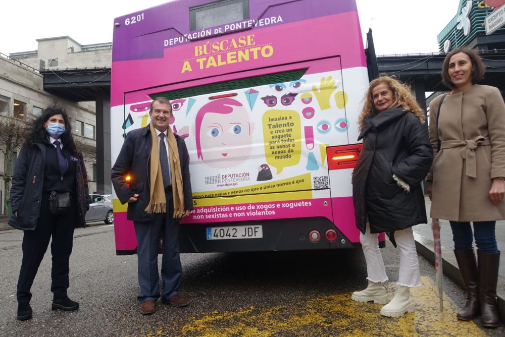 Momento da presentación da campaña que lucirá nos autobuses urbanos de Vigo
