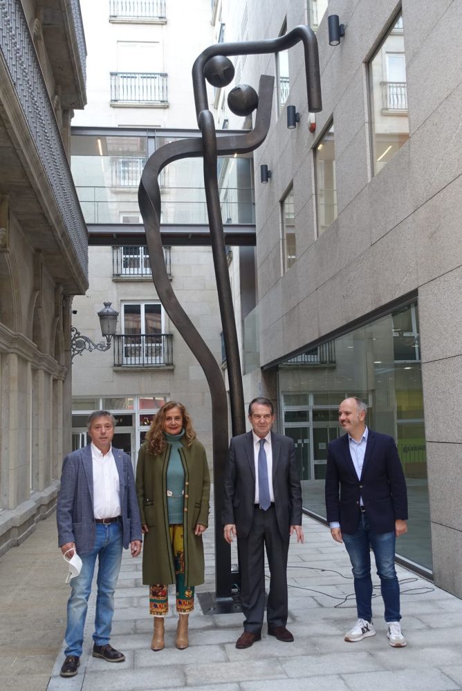 O alcalde, a presidenta da Deputación e o delegado de Zona Franca co escultor Andrés Conde