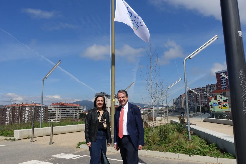 Abel Caballero e a concelleira de Medio Ambiente, Nuria Rodríguez, tralo izado da bandeira
