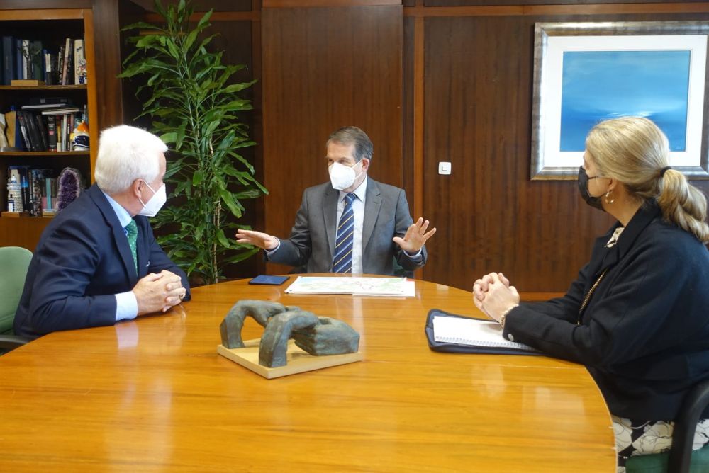 O alcalde xunto ao presidente de ASETRANSPO, Ramón Alonso, e a xerente, María de la Cruz