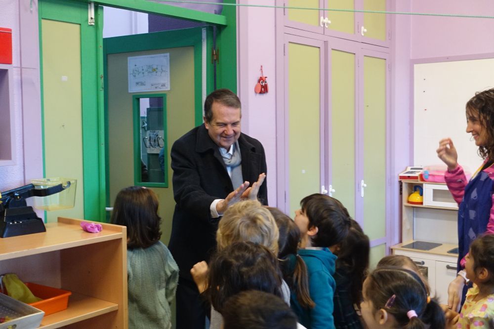 Foto de arquivo do alcalde durante unha visita á EEI Vila Laura