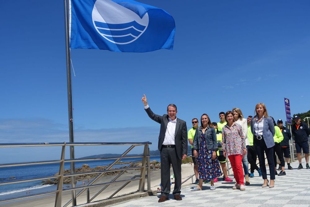 O alcalde no izado da bandeira azul en Samil neste 2022