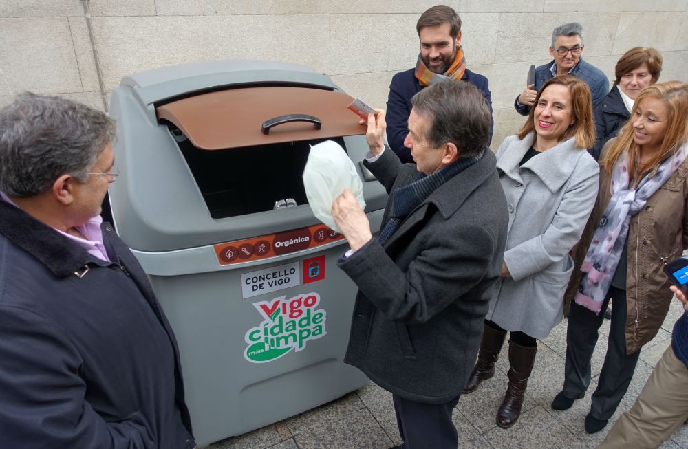 Foto de arquivo do alcalde na posta en marcha do contedor marrón