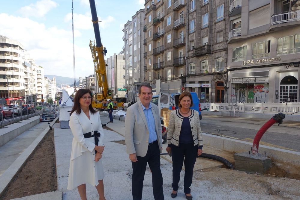 O alcalde acompañado da edil de Urbanismo, María José Caride, e de Economía e Fondos Europeos, Elena Espinosa