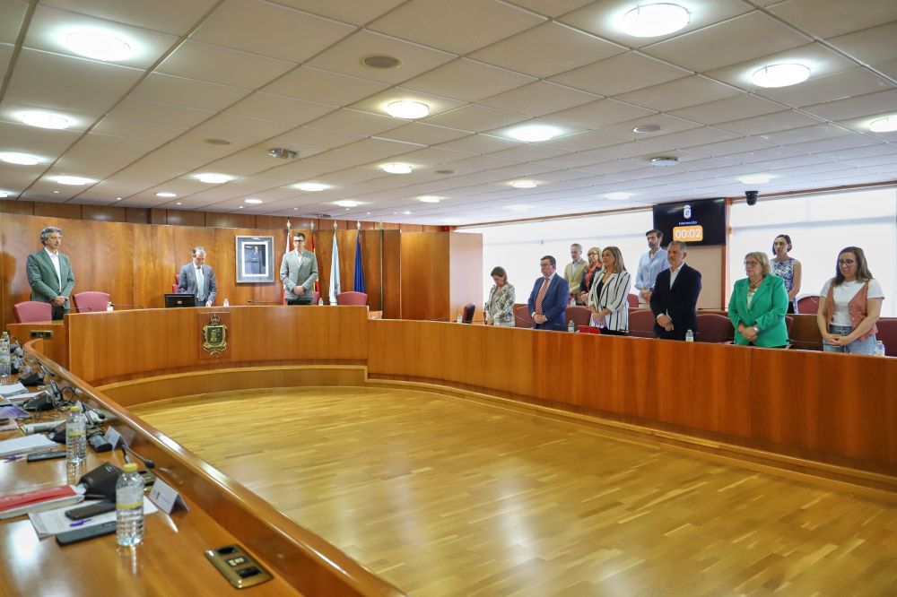 A Corporación gardou un minuto de silencio polas vítimas da violencia de xénero