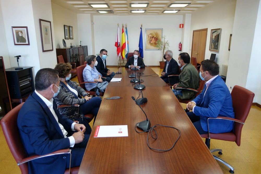 O alcalde con Ángel Rivas e representantes da Federación de comercio de Vigo
